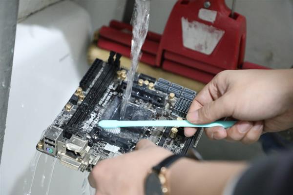 主板水洗可行嗎？實(shí)測(cè)結(jié)果打破傳統(tǒng)認(rèn)知